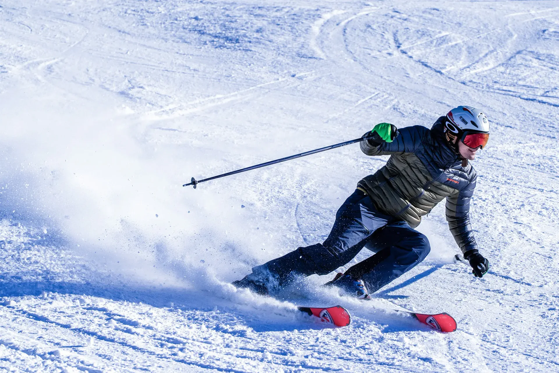 Skifahrer bei einer Kurve im Schnee in Rokytnice